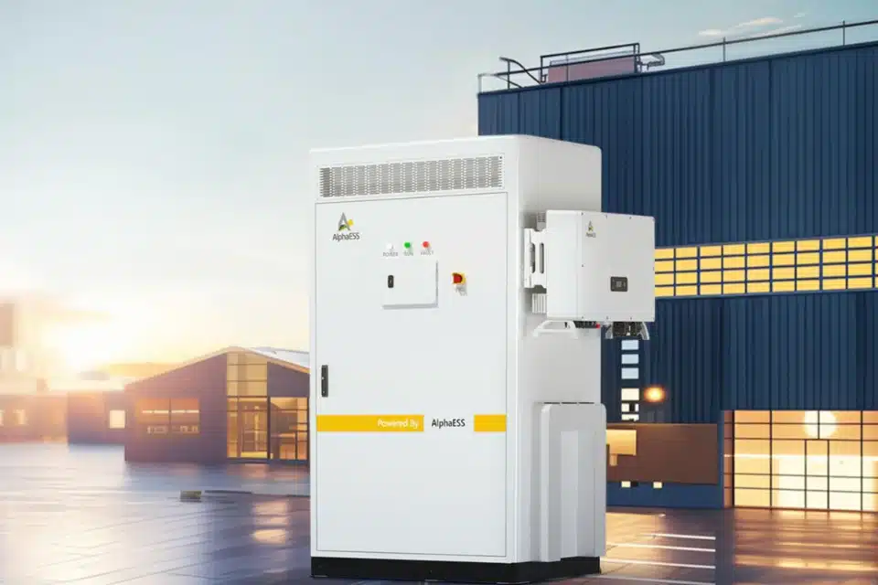 AlphaESS Gewerbespeicher für Unternehmen mit SolarNow Photovoltaik zur effizienten Nutzung von Solarenergie.