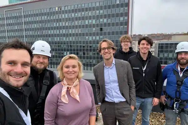 PV-Anlage Belgische Botschaft Wien, SolarNow Team mit Botschafterin und Konsul auf dem Dach