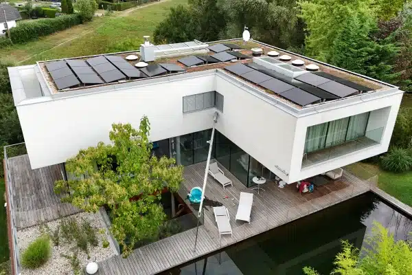 PV-Anlage Flachdach Wien Penzing auf modernem Wohnhaus mit schwarzer Photovoltaik