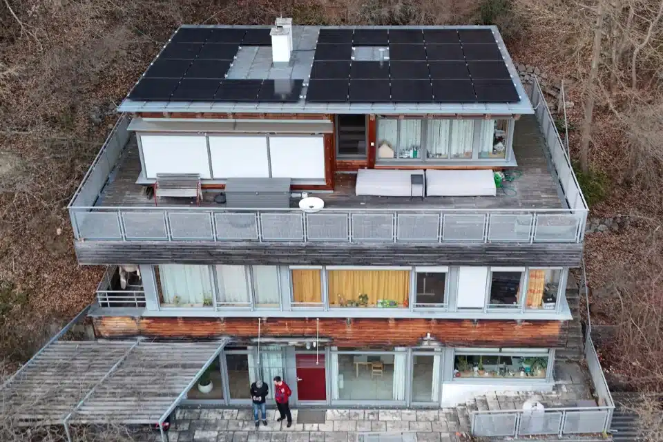 PV-Anlage auf Flachdach in Wien Umgebung, Kaltenleutgeben. Moderne Solaranlage auf Flachdach eines mehrstöckigen Hauses.