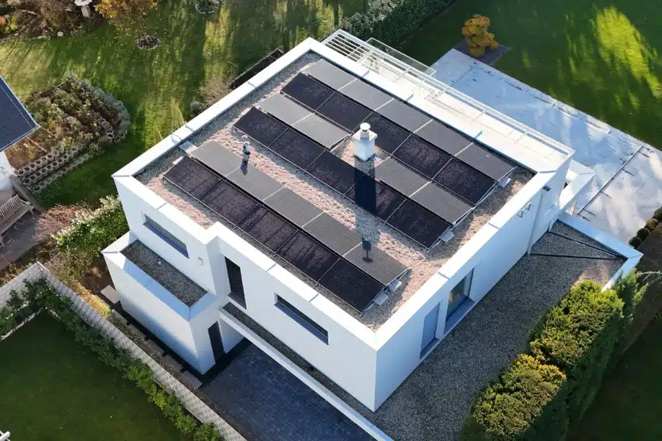 PV-Anlage auf Flachdach in Wien Umgebung, Perchtoldsdorf installiert von SolarNow Photovoltaik.