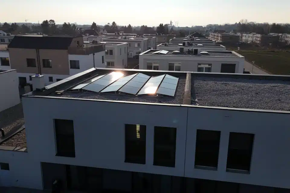 PV-Anlage Flachdach, Wien Umgebung, Pottendorf. Solarmodule auf modernem Wohngebäude