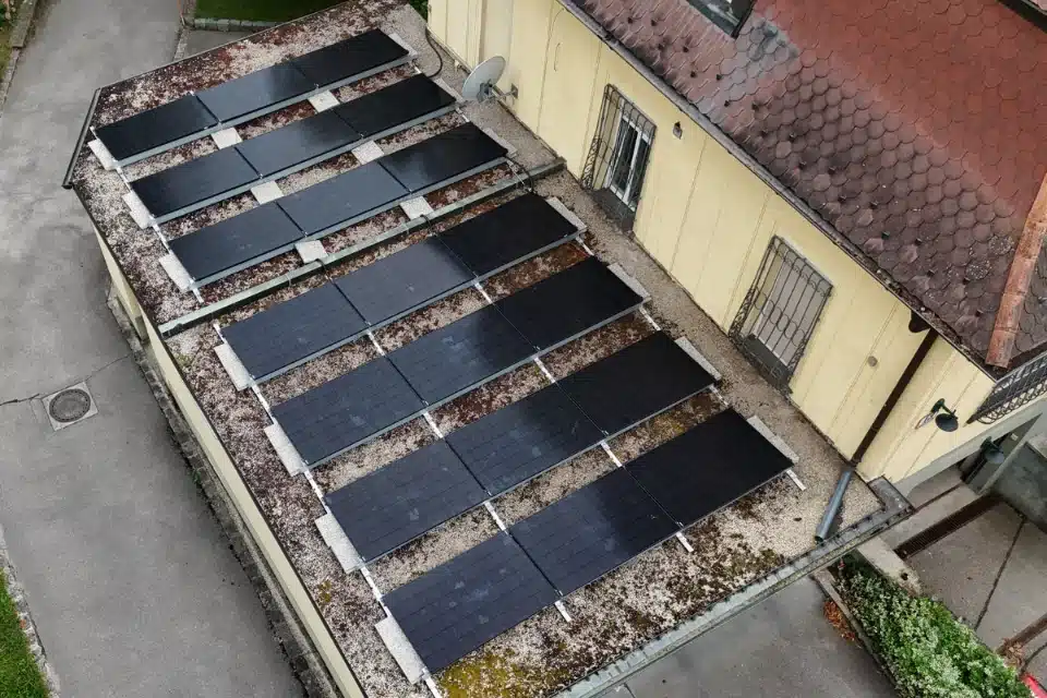 PV-Anlage, Garagenüberdachung, Wien Hietzing – Solarmodule auf Flachdach einer Garage