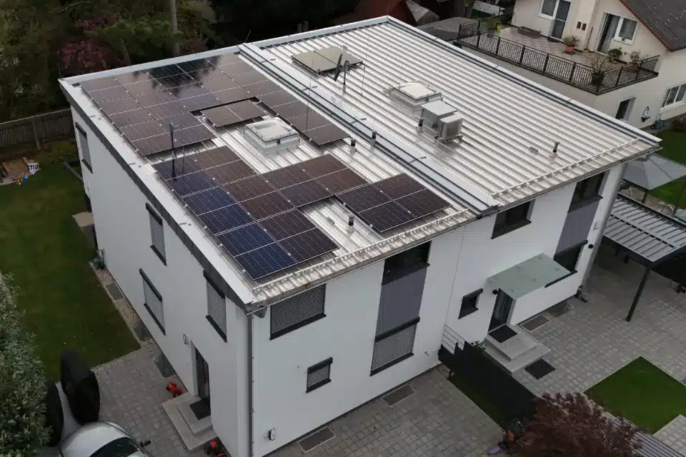 PV-Anlage auf Rundfalzblechdach, Wien Donaustadt. Solarmodule auf modernem Metallflachdach.