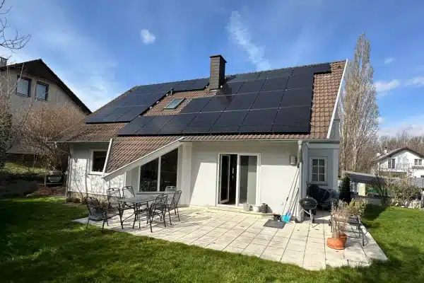 PV-Anlage auf Schrägdach in Giesshuebl. Moderne Photovoltaikanlage auf einem Einfamilienhaus.