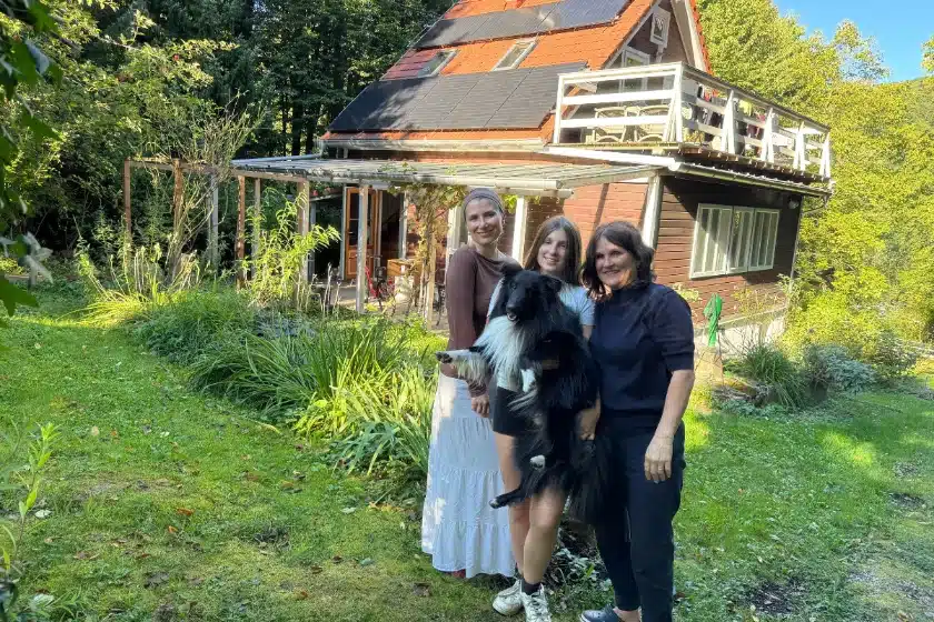 Familienhaus in Mauerbach mit Photovoltaikanlage am Dach, installiert von SolarNow für erneuerbare Energie.