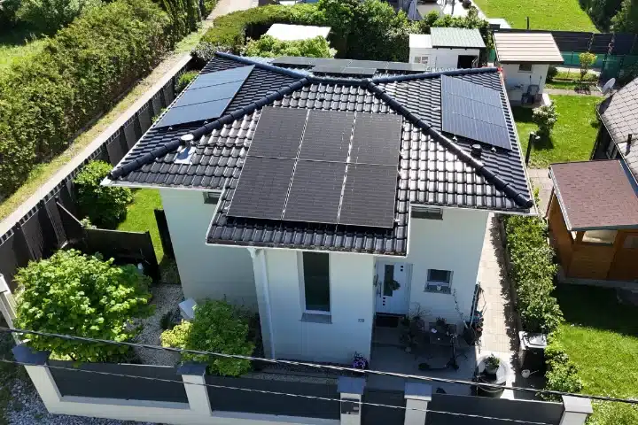 PV-Anlage Schrägdach, Wien Favoriten. Moderne Photovoltaikanlage auf schwarzem Ziegeldach