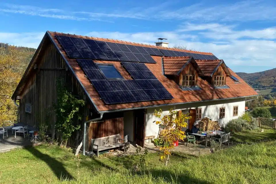 PV-Anlage auf Schrägdach in Wien Umgebung, Laaben – Solarmodule auf traditionellem Landhaus