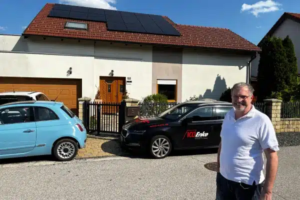 PV-Anlage Unterwaltersdorf auf Schrägdach mit SolarNow Kunde vor dem Haus