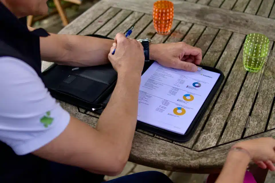 SolarNow Berater erklärt einem Kunden in Wien und Umgebung einen Simulationsbericht mit Ertragssimulation für eine Photovoltaikanlage.