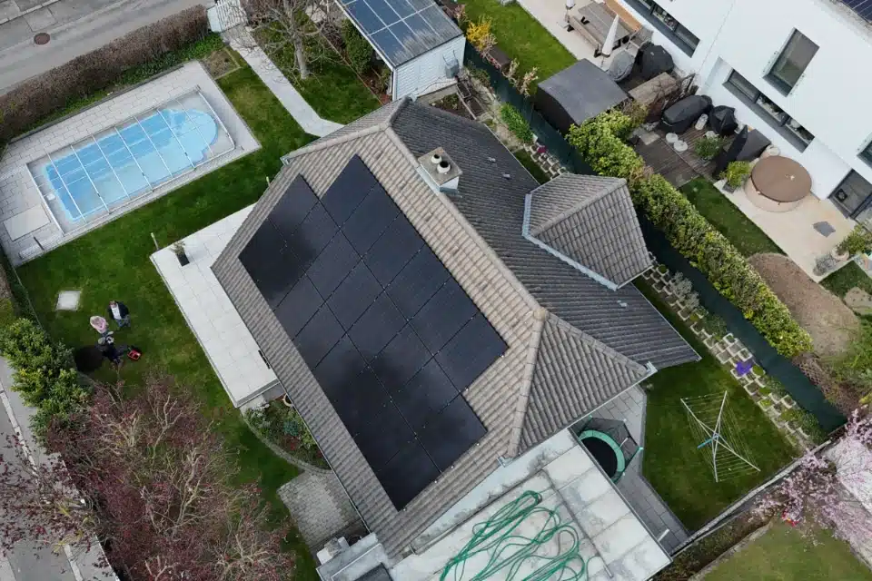 Photovoltaik Wien Floridsdorf Schrägdach Anlage auf einem Einfamilienhaus mit großem Garten und Pool, installiert von SolarNow