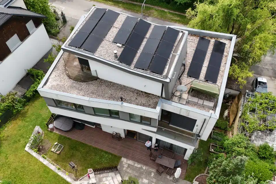 Photovoltaik auf Einfamilienhaus in Wien Penzing auf einem abgestuften Flachdach mit Bekiesung und Terrasse, installiert von SolarNow