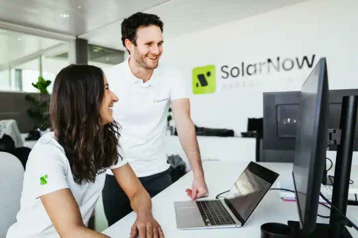 SolarNow Brunn am Gebirge, Photovoltaikanlagen und Speicher. Team bei Beratung im Büro.