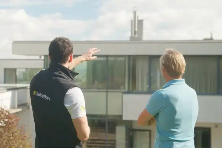 SolarNow Kundenberatung Perchtoldsdorf vor modernem Wohnhaus