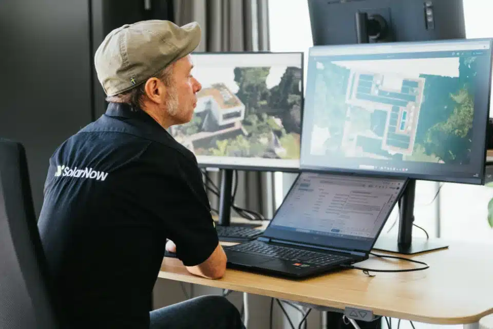 SolarNow Photovoltaik Anbieter Wien und Umgebung bei der digitalen Planung einer PV-Anlage am Computer.