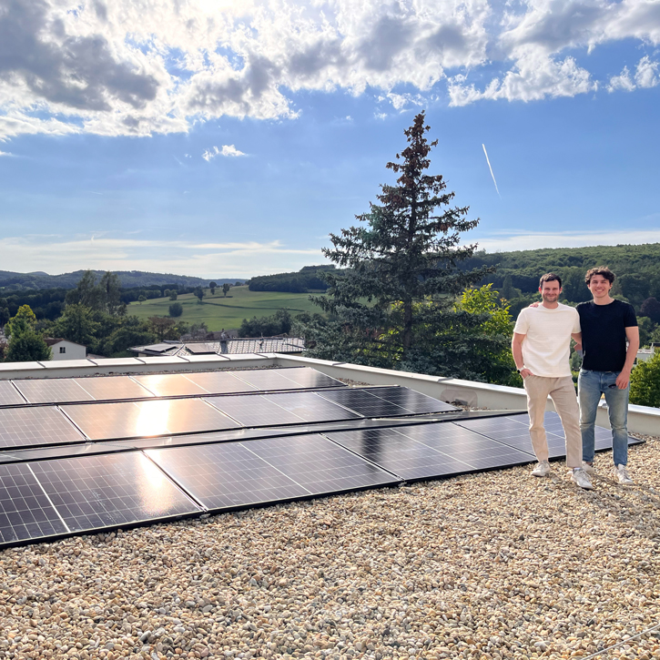 Geschäftsführer von Solarnow Daniel Hoblik und Lukas Pichler auf stehen auf Flachdach, Photovoltaikanlagen im Hintergrund