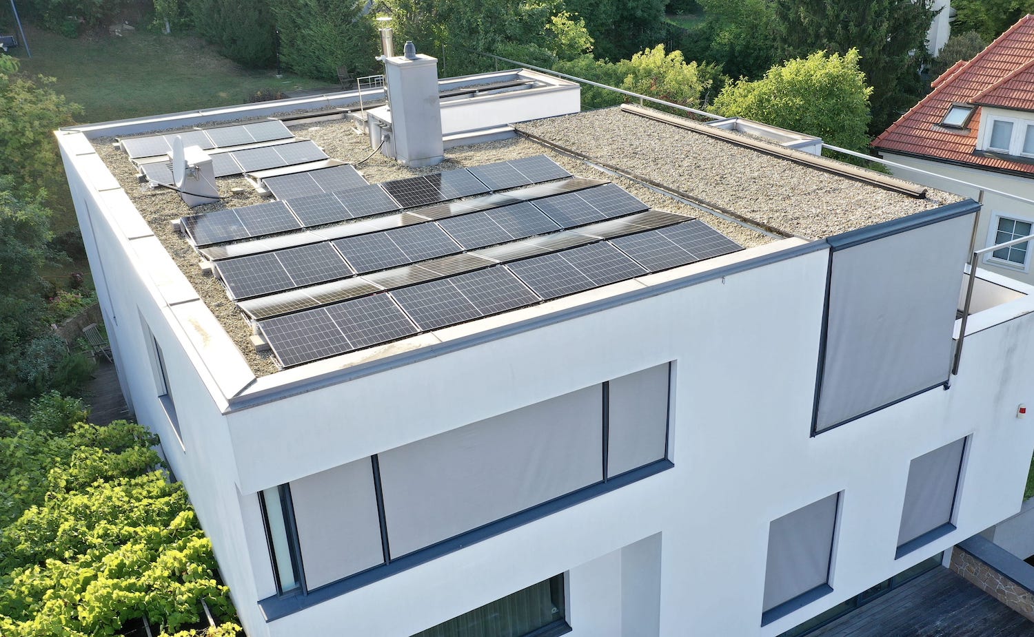 SolarNow-Photovoltaik-GmbH-PV-Anlage-Flachdach-Solaranlage
