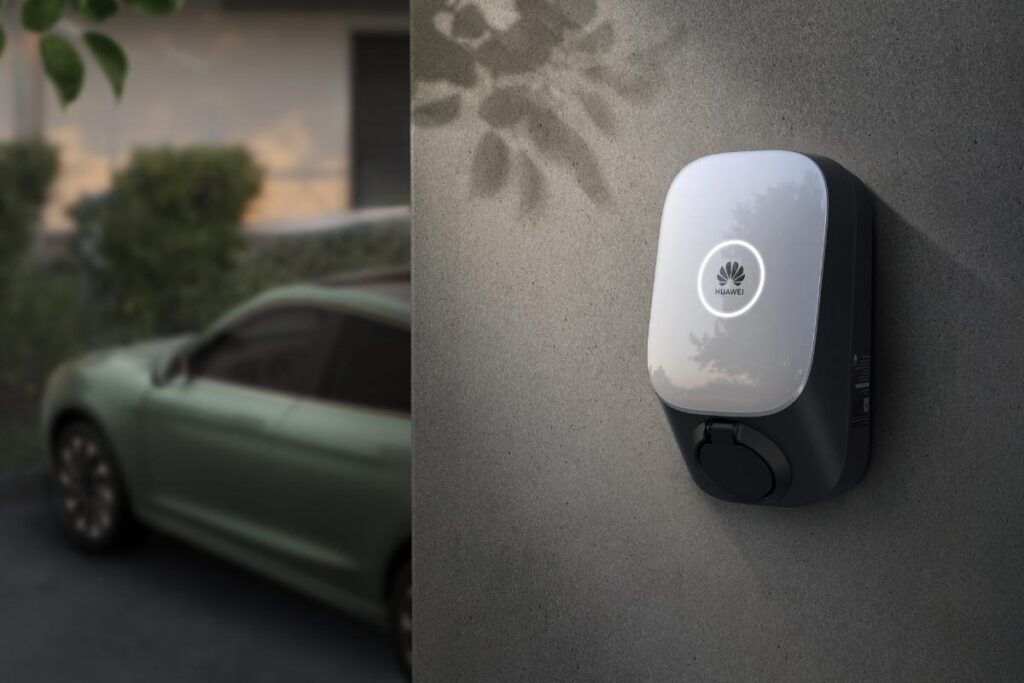 Wallbox-Ladestation von Huawei für Elektroautos, montiert an einer Hauswand im Außenbereich.