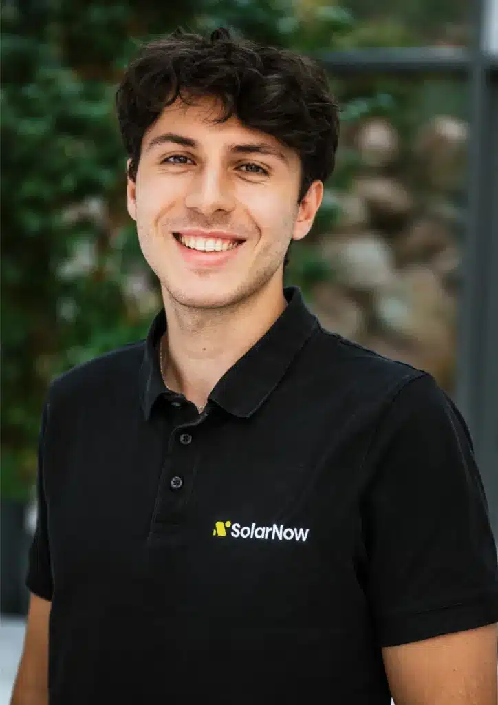 Lukas Pichler von SolarNow leitet als Geschäftsführer die operativen Abläufe und ist Experte für effiziente Solarsysteme, präsentiert von SolarNow