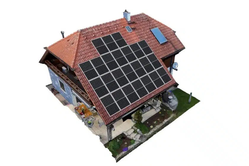 Photovoltaik Planung 3D Modell Haus zeigt eine digitale Simulation eines Einfamilienhauses mit rotem Ziegeldach und darauf platzierten schwarzen Solarmodulen zur Visualisierung der Anlagenbelegung, erstellt von SolarNow